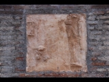 03321 ostia - regio i - insula iii - caseggiato dei molini (i,iii,1) - raum (6) - li pfeiler an der ostseite - relief mit schreinerwerkzeugen.jpg